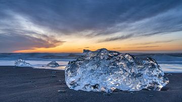 Zonsopkomst op het Diamond beach strand in IJsland (2/2) van Anges van der Logt