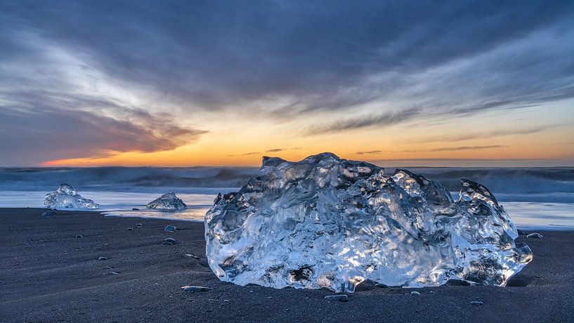 Zonsopkomst op het Diamond beach strand in IJsland (2/2) van Anges van der Logt