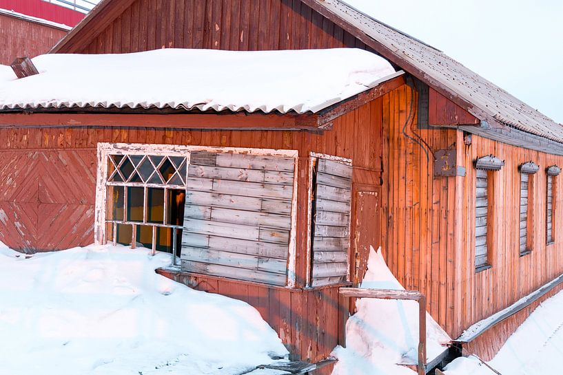 oud huis in Barentsburg von Marieke Funke