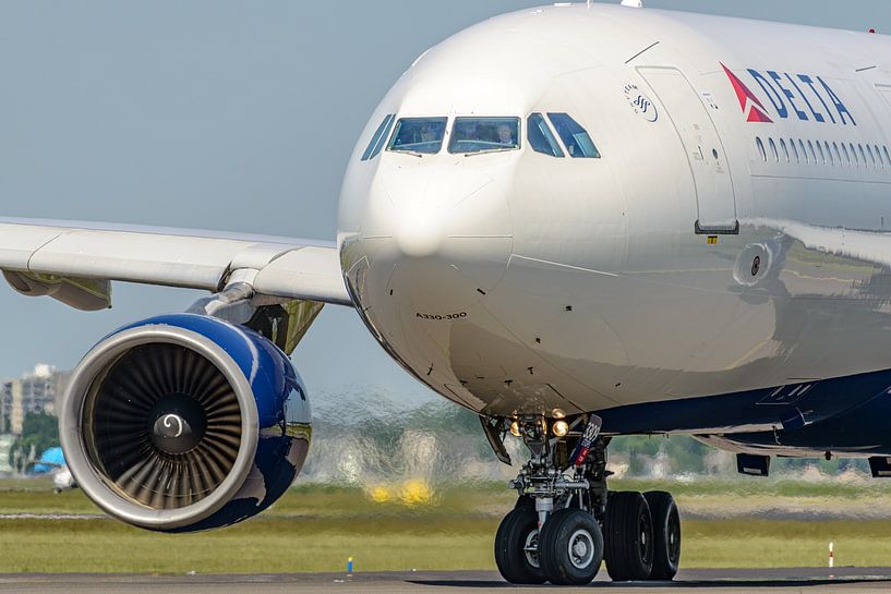 Taxiing Delta Airlines Airbus A330-300. by Jaap van den Berg