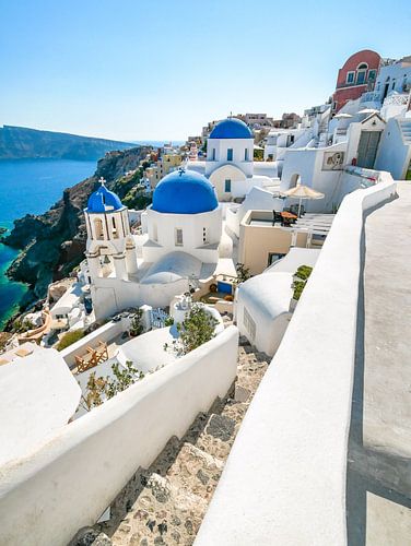 Santorini's typische blauwe daken van de kapellen
