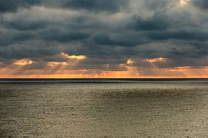 Donkere luchten boven de zee