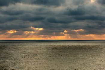 Donkere luchten boven de zee