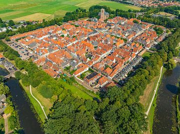 Oude ommuurde stad Elburg van bovenaf gezien
