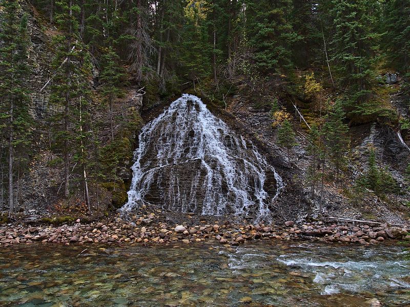 Pyramid shaped waterfall by Timon Schneider