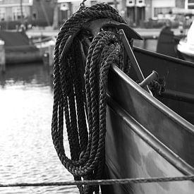 Bouteille avec corde dans le port de Bunschoten-Spakenburg (noir et blanc) sur Jerome van den Berg