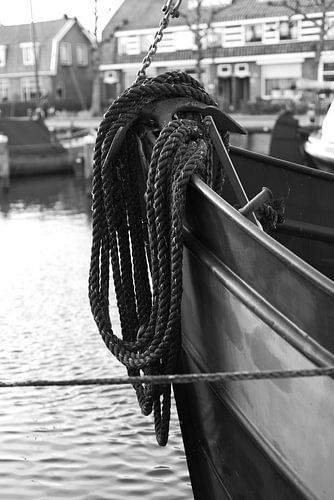 Botter with rope in the port of Bunschoten-Spakenburg (black and white)
