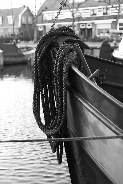 Botter with rope in the port of Bunschoten-Spakenburg (black and white) by Jerome van den Berg