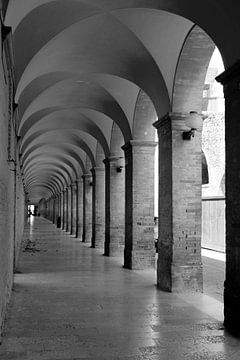 Gallerij in Urbino, Italië. van Maren Oude Essink