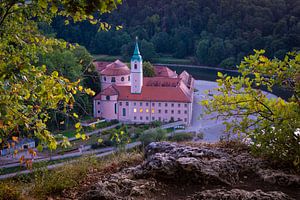 Kloster an der Donau am Abend