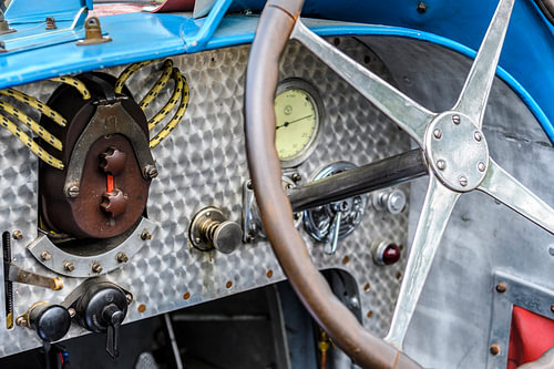 Dashboard op een vintage Bugatti Type 35 race auto