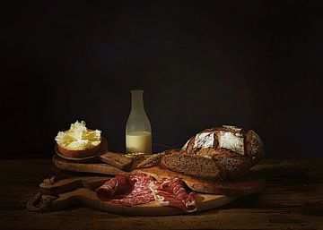 Nature morte avec du pain rustique, du fromage, du salami et du lait. sur Saskia Dingemans Awarded Photographer