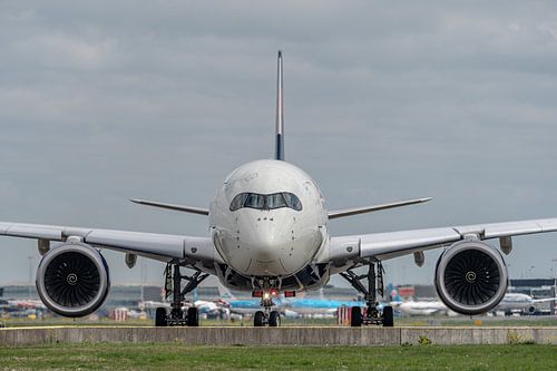 Op weg terug naar huis. Een Airbus A350 van Delta Airlines taxiet richting de Polderbaan.