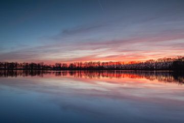 Le reflet du coucher de soleil dans l'eau ! sur Peter Haastrecht, van