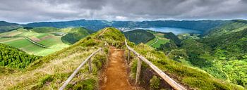 Wanderweg, der zu einem Aussichtspunkt auf die Seen von Sete Cidades führt und 