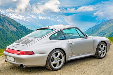 Porsche 911 sportwagen in de Alpen