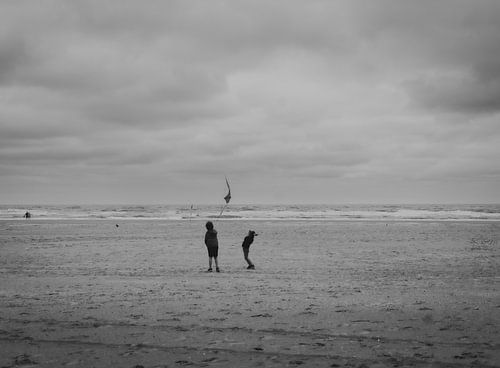 Vliegeren op een winderig strand van Images by Saskia - Foto & Film