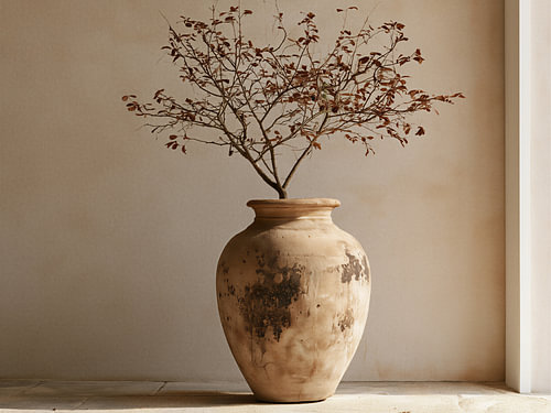 Rustikale Vase mit Zweigen