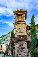 De klokkentoren van Rezo Gabriadze in Tbilisi