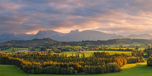Panoramischer Sonnenuntergang im Allgäu, Bayern, Deutschland von Henk Meijer Photography