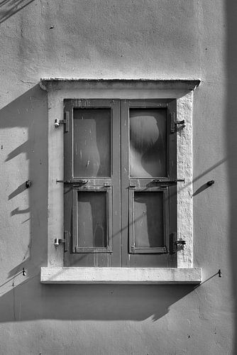 Fenêtre dans la vieille ville de Malcesine, noir et blanc