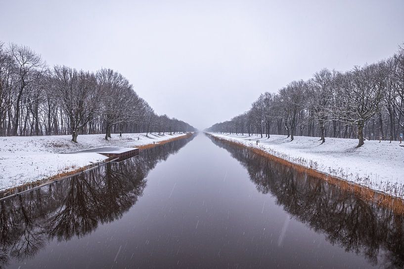 Symmetrisch Kanaal met Sneeuw van Zwoele Plaatjes