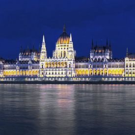 Parlamentsgebäude Budapest - Panorama zur blauen Stunde von Frank Herrmann