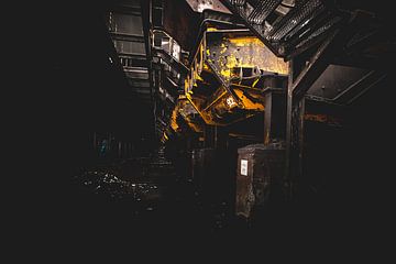 Sorteerbakken voor steenkool in verlaten fabriek van SchippersFotografie