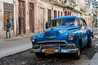 Blauwe klassieker in Centro Havana van Theo Molenaar thumbnail