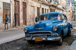 Blauwe klassieker in Centro Havana van Theo Molenaar