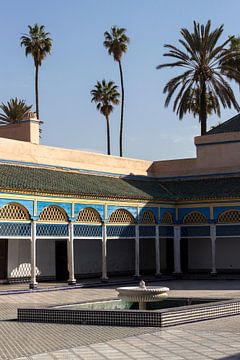 Palmbomen en een arabische binnenplaats | Bahia Palace | Marrakesh | Marokko | Reisfotografie print van Kimberley Helmendag