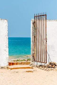 Old metal gate to the beach at the ocean in Sri Lanka von Hein Fleuren