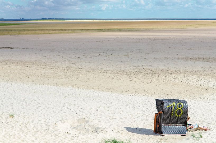 Fauteuil de plage dans la mer des Wadden en mer du Nord par Alexander Baumann