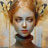 Modernes Porträt einer Ginger-Frau mit Schmetterlingen auf dem Kopf, Serie von verträumtem Gold. von Studio Pieternel