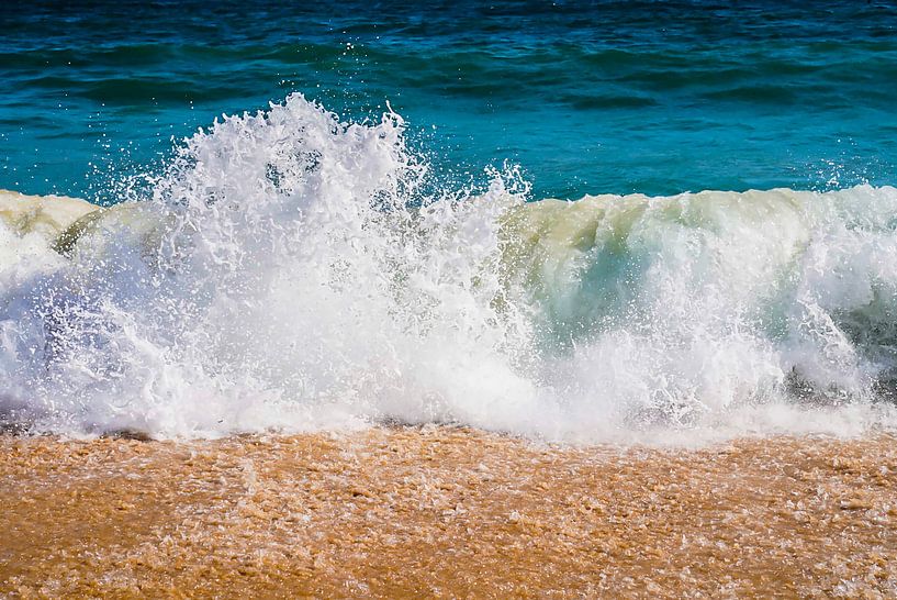 Starker Wellengang am Strand von Algavre von Monique Van Den Bogaert
