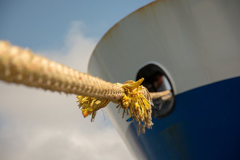 Zwischen Trosse und Bug an Backbord. von scheepskijkerhavenfotografie