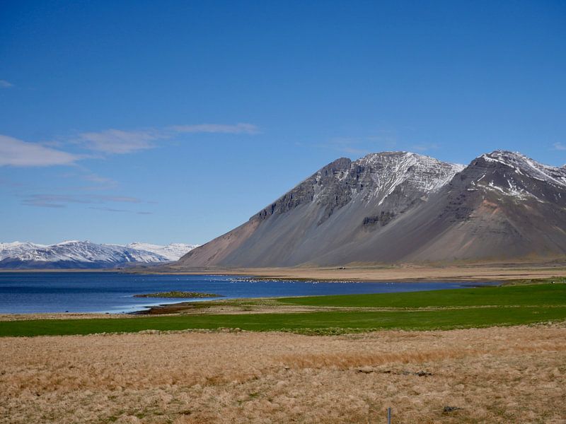 Icelandic landscape with water and mountains by Judith van Wijk
