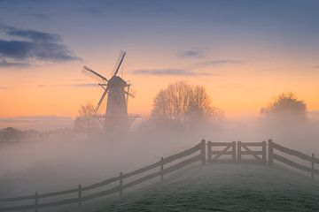 Moulin de Vlinder par un matin brumeux | Photographie de paysage sur Marijn Alons