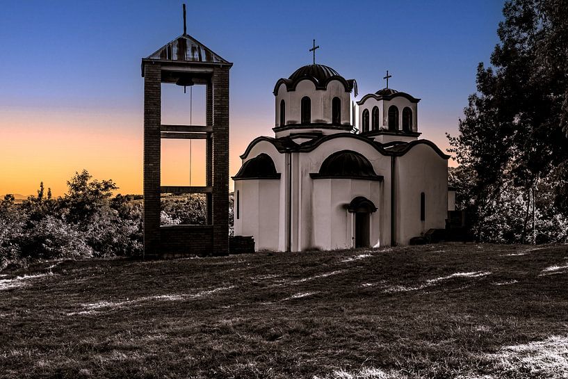 Servië : Kleine kapel bij zonsondergang van Photoart-Naegele