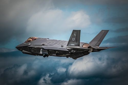 F-35A US AIR FORCE Version HDR avec nuages sombres.