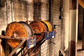 Kabelrollen aan muur by David Klumperman