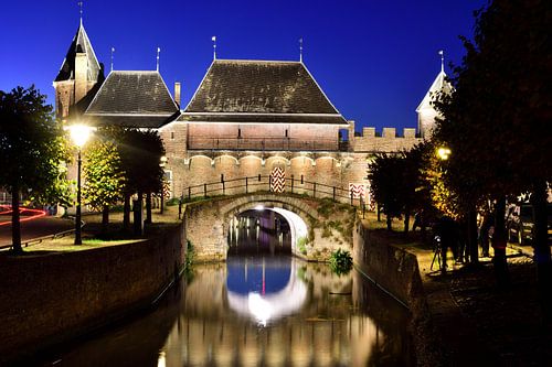 koppelpoort in Amersfoort tijdens het blauwe uurtje