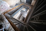 Verlassenes Treppenhaus. von Roman Robroek – Fotos verlassener Gebäude Miniaturansicht