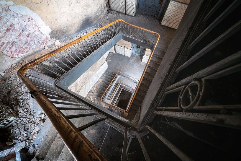 Verlassenes Treppenhaus. von Roman Robroek – Fotos verlassener Gebäude