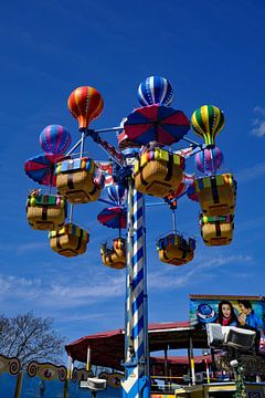 Colourful hustle and bustle on the fairground by Thomas Riess