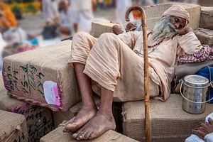Indiase slapende  pelgrim op het station van Haridwar in India. Wout Kok One2expose