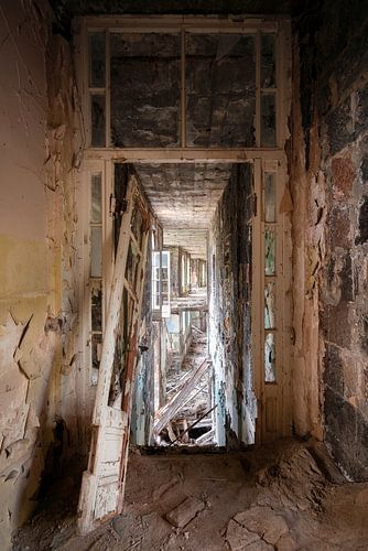 Corridor abandonné en décrépitude.