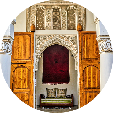 Gevel met toegangspoort in paleis in Medina in Marrakech Marokko