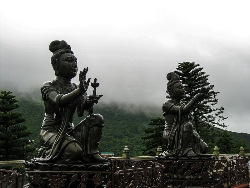 Beelden bij Buddha beeld in Hong Kong van STEVEN VAN DER GEEST