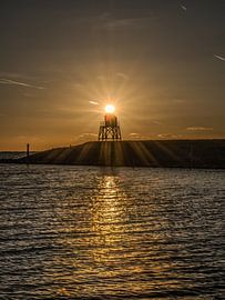 Zonsondergang en de vuurtoren van Stavoren in het tegenlicht by Harrie Muis